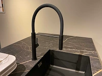 Mk 2585 zera ver sy eiland showroomkeuken met hoge kastenwand - afbeelding 12 van  33
