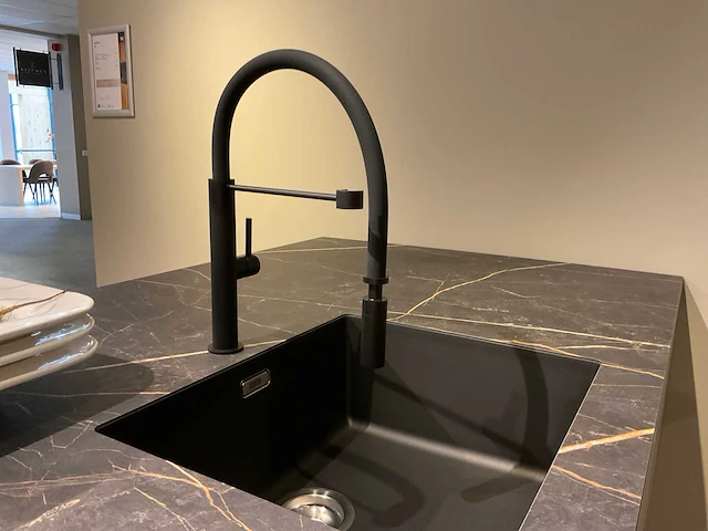 Mk 2585 zera ver sy eiland showroomkeuken met hoge kastenwand - afbeelding 13 van  33
