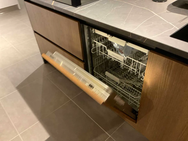 Mk 2585 zera ver sy eiland showroomkeuken met hoge kastenwand - afbeelding 14 van  33