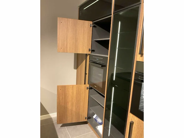 Mk 2585 zera ver sy eiland showroomkeuken met hoge kastenwand - afbeelding 16 van  33