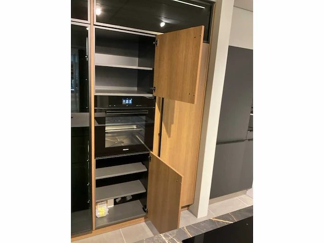 Mk 2585 zera ver sy eiland showroomkeuken met hoge kastenwand - afbeelding 17 van  33