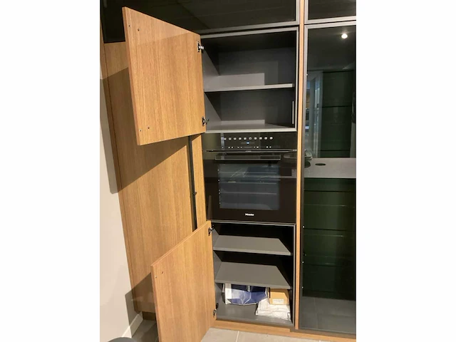 Mk 2585 zera ver sy eiland showroomkeuken met hoge kastenwand - afbeelding 18 van  33
