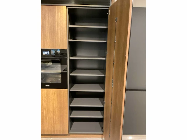 Mk 2585 zera ver sy eiland showroomkeuken met hoge kastenwand - afbeelding 19 van  33