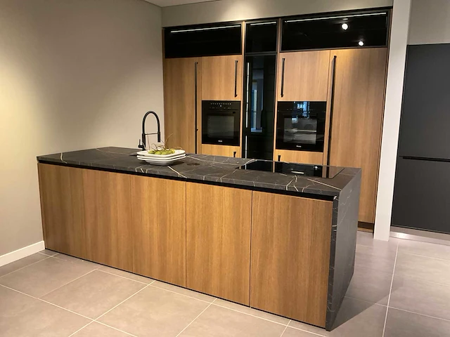 Mk 2585 zera ver sy eiland showroomkeuken met hoge kastenwand - afbeelding 1 van  33