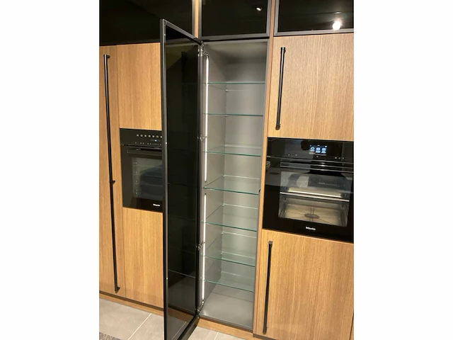 Mk 2585 zera ver sy eiland showroomkeuken met hoge kastenwand - afbeelding 20 van  33