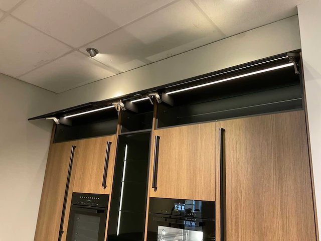 Mk 2585 zera ver sy eiland showroomkeuken met hoge kastenwand - afbeelding 21 van  33