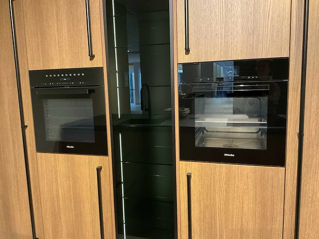 Mk 2585 zera ver sy eiland showroomkeuken met hoge kastenwand - afbeelding 25 van  33