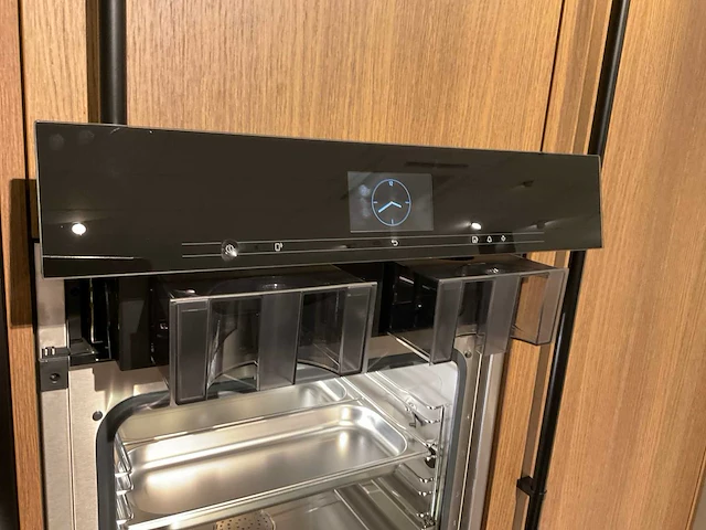 Mk 2585 zera ver sy eiland showroomkeuken met hoge kastenwand - afbeelding 27 van  33