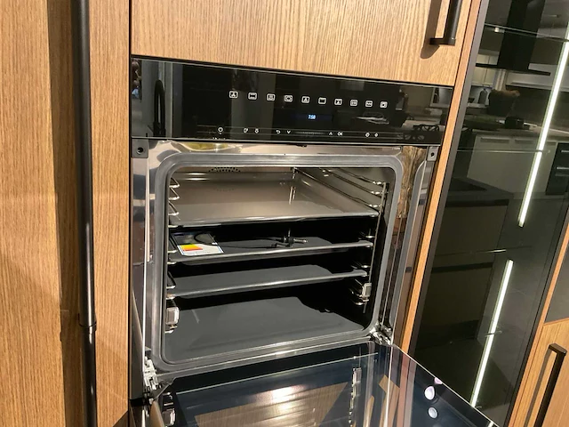 Mk 2585 zera ver sy eiland showroomkeuken met hoge kastenwand - afbeelding 28 van  33