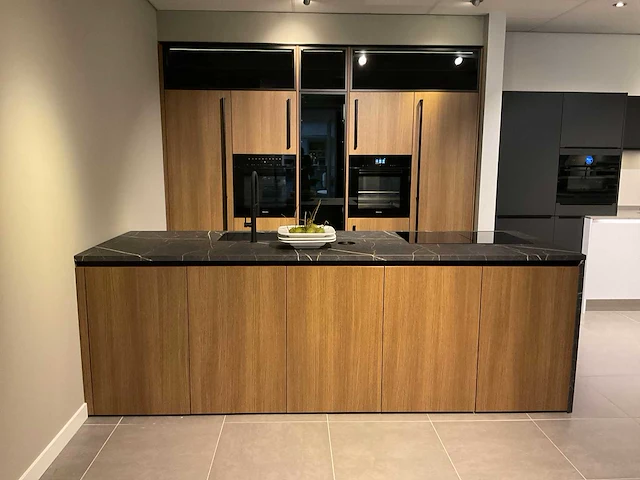 Mk 2585 zera ver sy eiland showroomkeuken met hoge kastenwand - afbeelding 2 van  33