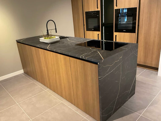 Mk 2585 zera ver sy eiland showroomkeuken met hoge kastenwand - afbeelding 3 van  33