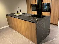 Mk 2585 zera ver sy eiland showroomkeuken met hoge kastenwand - afbeelding 3 van  33