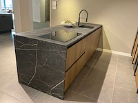 Mk 2585 zera ver sy eiland showroomkeuken met hoge kastenwand - afbeelding 4 van  33