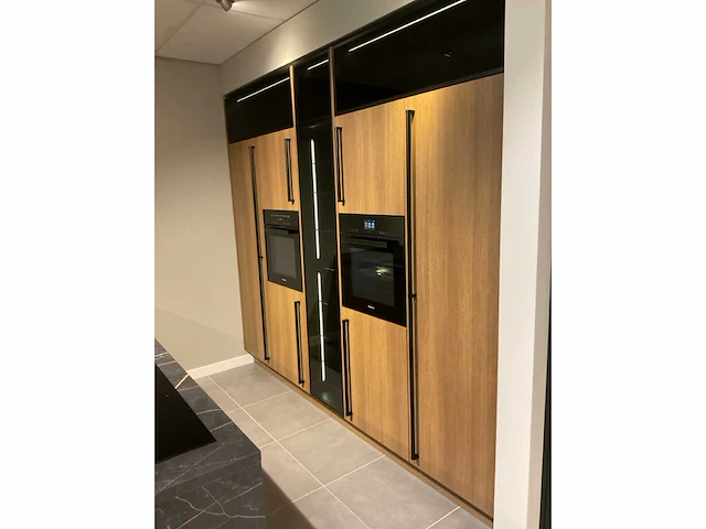Mk 2585 zera ver sy eiland showroomkeuken met hoge kastenwand - afbeelding 5 van  33