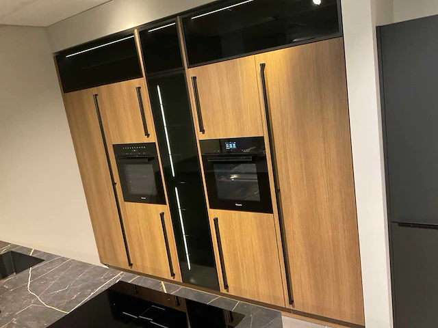 Mk 2585 zera ver sy eiland showroomkeuken met hoge kastenwand - afbeelding 6 van  33