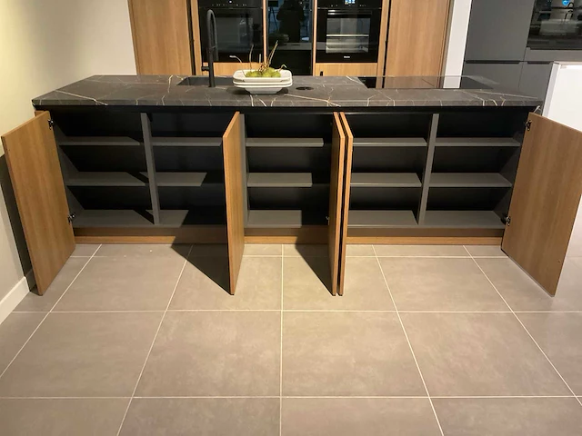 Mk 2585 zera ver sy eiland showroomkeuken met hoge kastenwand - afbeelding 7 van  33