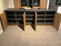 Mk 2585 zera ver sy eiland showroomkeuken met hoge kastenwand - afbeelding 7 van  33