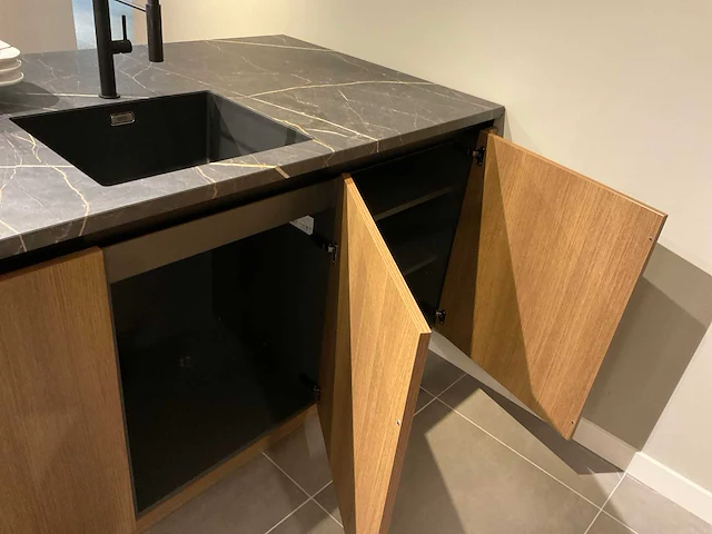 Mk 2585 zera ver sy eiland showroomkeuken met hoge kastenwand - afbeelding 8 van  33