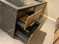 Mk 2585 zera ver sy eiland showroomkeuken met hoge kastenwand - afbeelding 9 van  33
