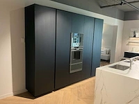 Mk 8895 memo ri hoge kastenwand showroom keuken (c)