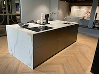 Mk 8895 memo ri kook-spoel eiland showroom (c)