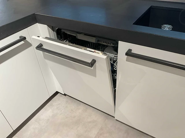 Mk zera fm hoekopgestelde showroomkeuken met hoge wandkasten - afbeelding 10 van  46