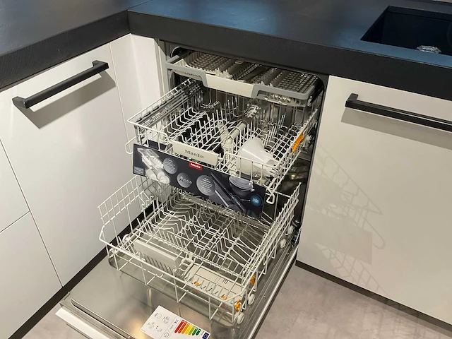 Mk zera fm hoekopgestelde showroomkeuken met hoge wandkasten - afbeelding 11 van  46