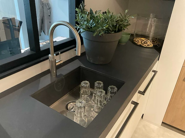 Mk zera fm hoekopgestelde showroomkeuken met hoge wandkasten - afbeelding 12 van  46