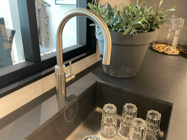Mk zera fm hoekopgestelde showroomkeuken met hoge wandkasten - afbeelding 13 van  46