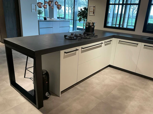 Mk zera fm hoekopgestelde showroomkeuken met hoge wandkasten - afbeelding 15 van  46
