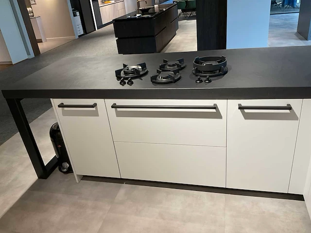 Mk zera fm hoekopgestelde showroomkeuken met hoge wandkasten - afbeelding 16 van  46