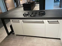 Mk zera fm hoekopgestelde showroomkeuken met hoge wandkasten - afbeelding 16 van  46