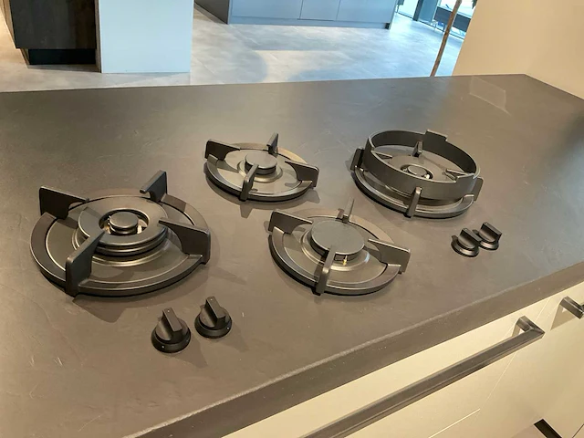 Mk zera fm hoekopgestelde showroomkeuken met hoge wandkasten - afbeelding 18 van  46