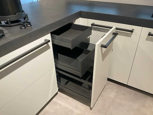 Mk zera fm hoekopgestelde showroomkeuken met hoge wandkasten - afbeelding 19 van  46