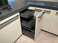 Mk zera fm hoekopgestelde showroomkeuken met hoge wandkasten - afbeelding 19 van  46