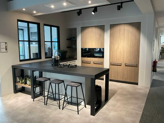 Mk zera fm hoekopgestelde showroomkeuken met hoge wandkasten - afbeelding 1 van  46