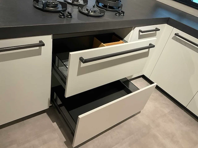 Mk zera fm hoekopgestelde showroomkeuken met hoge wandkasten - afbeelding 20 van  46