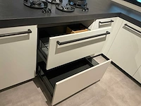 Mk zera fm hoekopgestelde showroomkeuken met hoge wandkasten - afbeelding 20 van  46