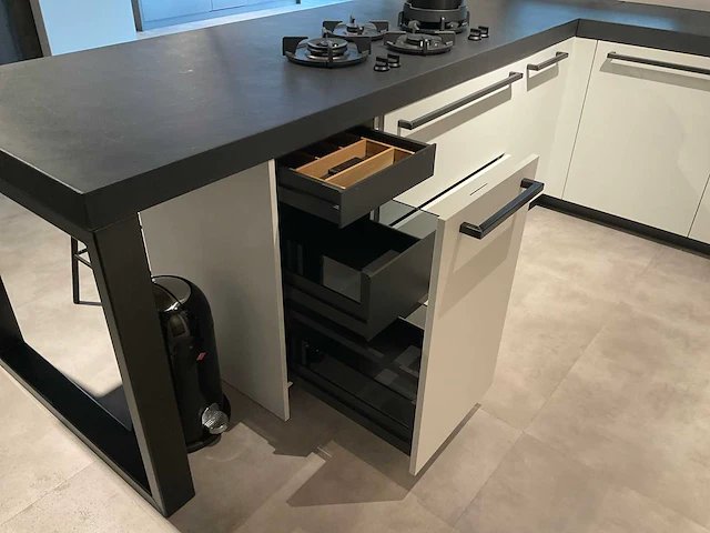 Mk zera fm hoekopgestelde showroomkeuken met hoge wandkasten - afbeelding 21 van  46