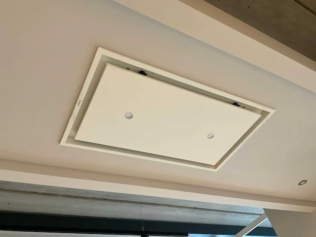 Mk zera fm hoekopgestelde showroomkeuken met hoge wandkasten - afbeelding 23 van  46