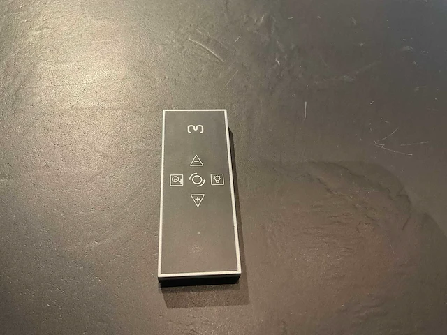 Mk zera fm hoekopgestelde showroomkeuken met hoge wandkasten - afbeelding 25 van  46