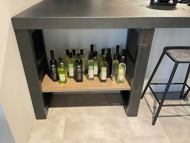 Mk zera fm hoekopgestelde showroomkeuken met hoge wandkasten - afbeelding 27 van  46