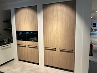 Mk zera fm hoekopgestelde showroomkeuken met hoge wandkasten - afbeelding 28 van  46