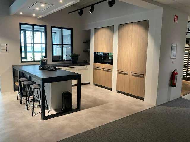 Mk zera fm hoekopgestelde showroomkeuken met hoge wandkasten - afbeelding 2 van  46