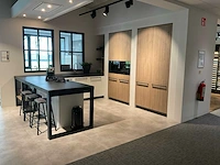 Mk zera fm hoekopgestelde showroomkeuken met hoge wandkasten - afbeelding 2 van  46