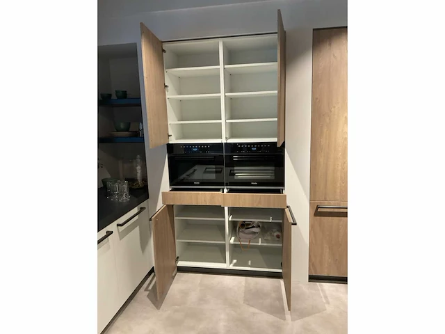 Mk zera fm hoekopgestelde showroomkeuken met hoge wandkasten - afbeelding 30 van  46