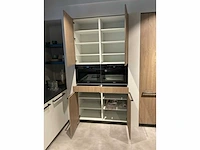 Mk zera fm hoekopgestelde showroomkeuken met hoge wandkasten - afbeelding 30 van  46