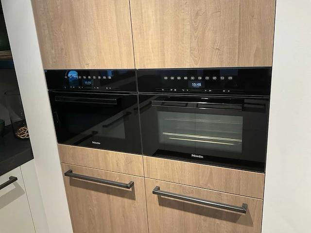 Mk zera fm hoekopgestelde showroomkeuken met hoge wandkasten - afbeelding 31 van  46