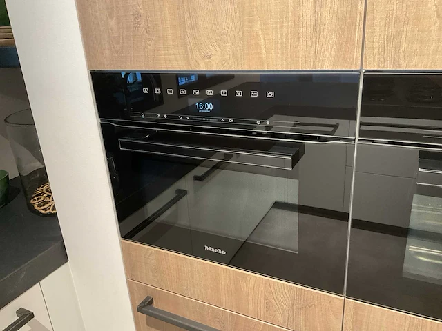 Mk zera fm hoekopgestelde showroomkeuken met hoge wandkasten - afbeelding 32 van  46