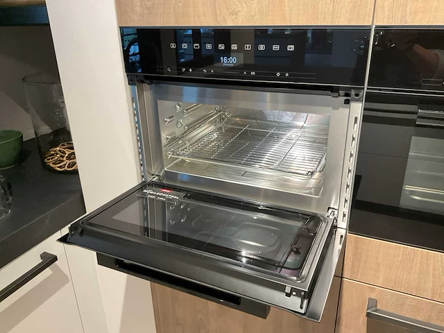 Mk zera fm hoekopgestelde showroomkeuken met hoge wandkasten - afbeelding 33 van  46